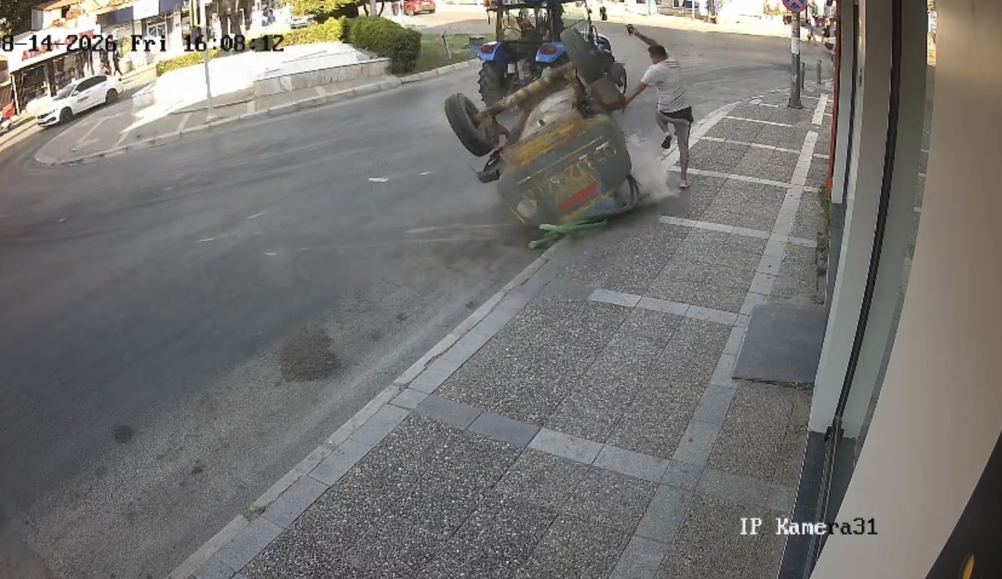 İzmir'in Buca ilçesinde viraja süratli giren traktörden kopan su tankeri,
