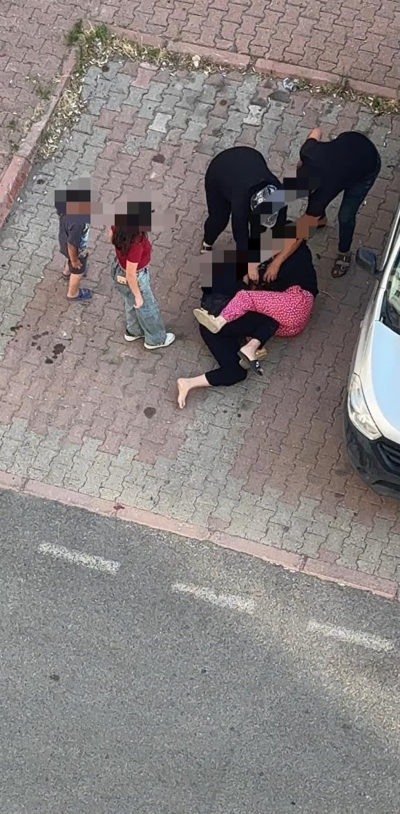 Kadınların saç başa meydan muharebesi...