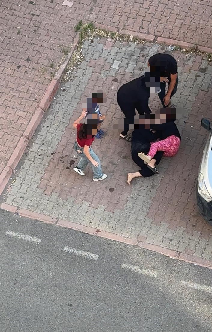 Kadınların saç başa meydan muharebesi... 2 Kadınların saç başa meydan muharebesi...