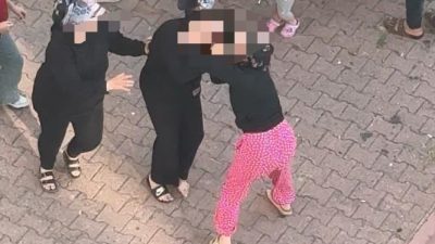 Kayseri’nin Melikgazi ilçesinde mahallede kamelyada oturan 2 kadın arasında çıkan