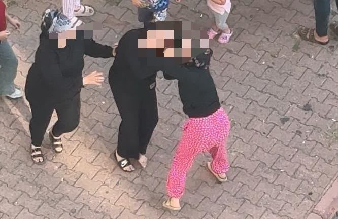Kayseri’nin Melikgazi ilçesinde mahallede kamelyada oturan 2 kadın arasında çıkan