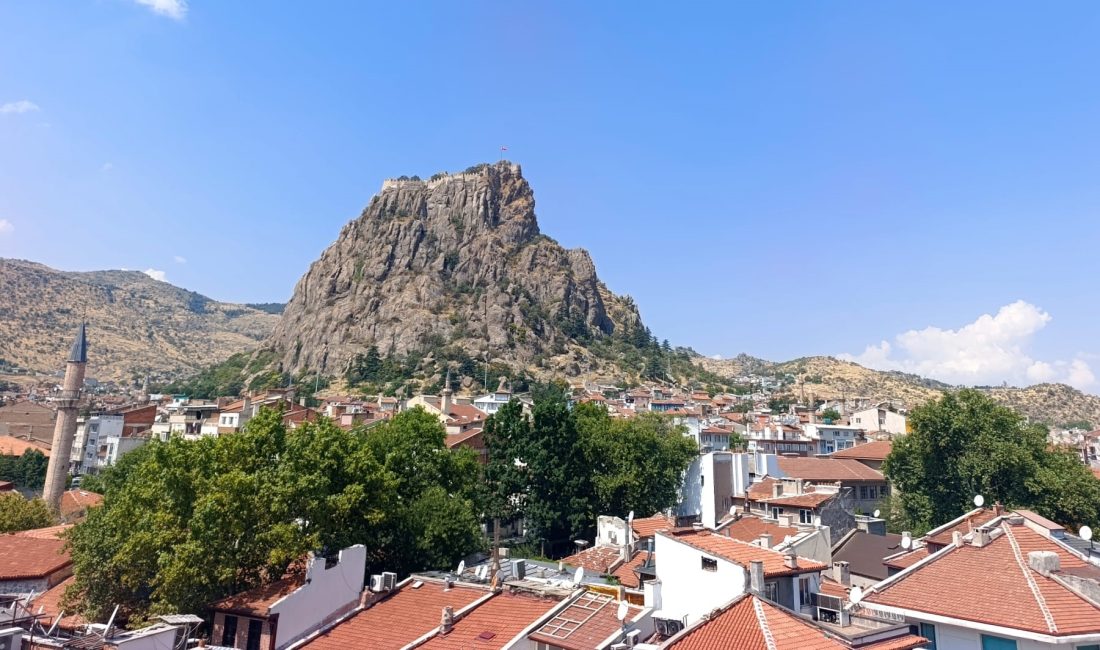 Afyonkarahisar yeni haftaya açık ve sıcak bir hava ile başlarken,