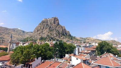 Afyonkarahisar yeni haftaya açık ve sıcak bir hava ile başlarken,