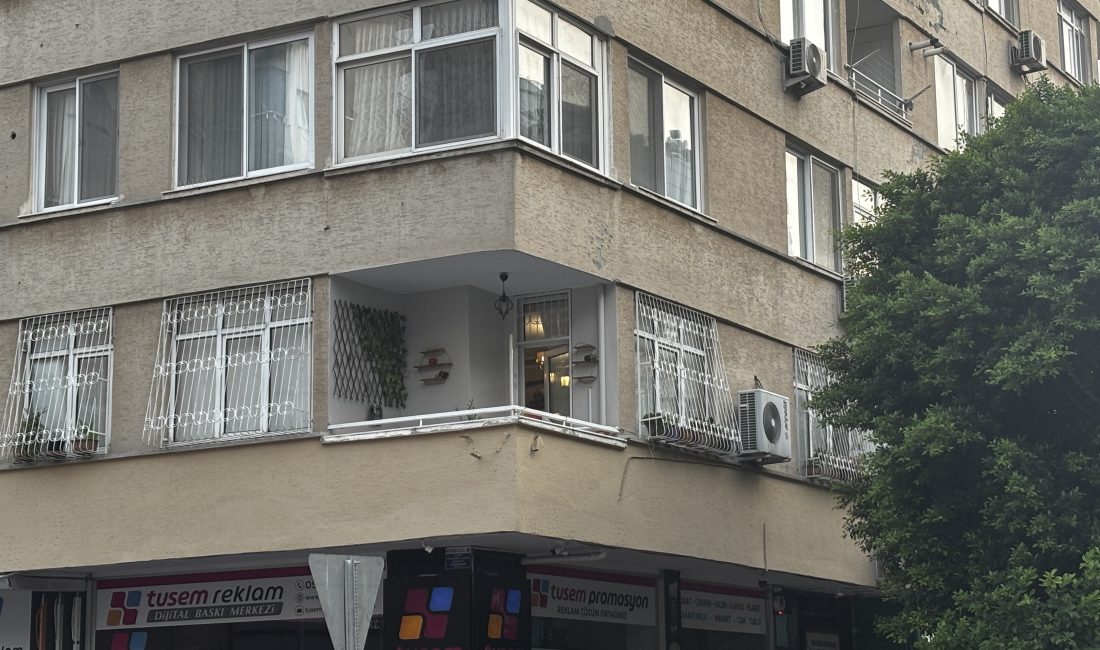 Adana'da "Kuytulcular" olarak bilinen yapılanmaya yönelik polis ekipleri tarafından şafak