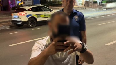 Bursa'da alkol denetimine takılan sürücü, görevini yapan basın mensubunu görünce