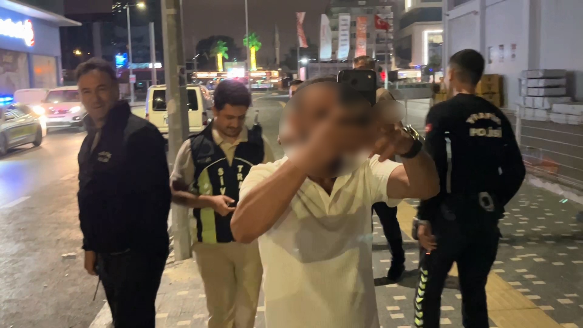 Alkolü fazla kaçırdı, gazeteciyi çekip “Ben de basınım” dedi 1 Alkolü fazla kaçırdı, gazeteciyi çekip “Ben de basınım” dedi