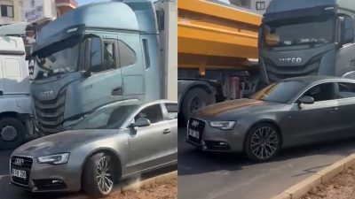 Mersin'de tırın çarptığı otomobil sürücüsü, aracında inerek tırın camını kırdı.