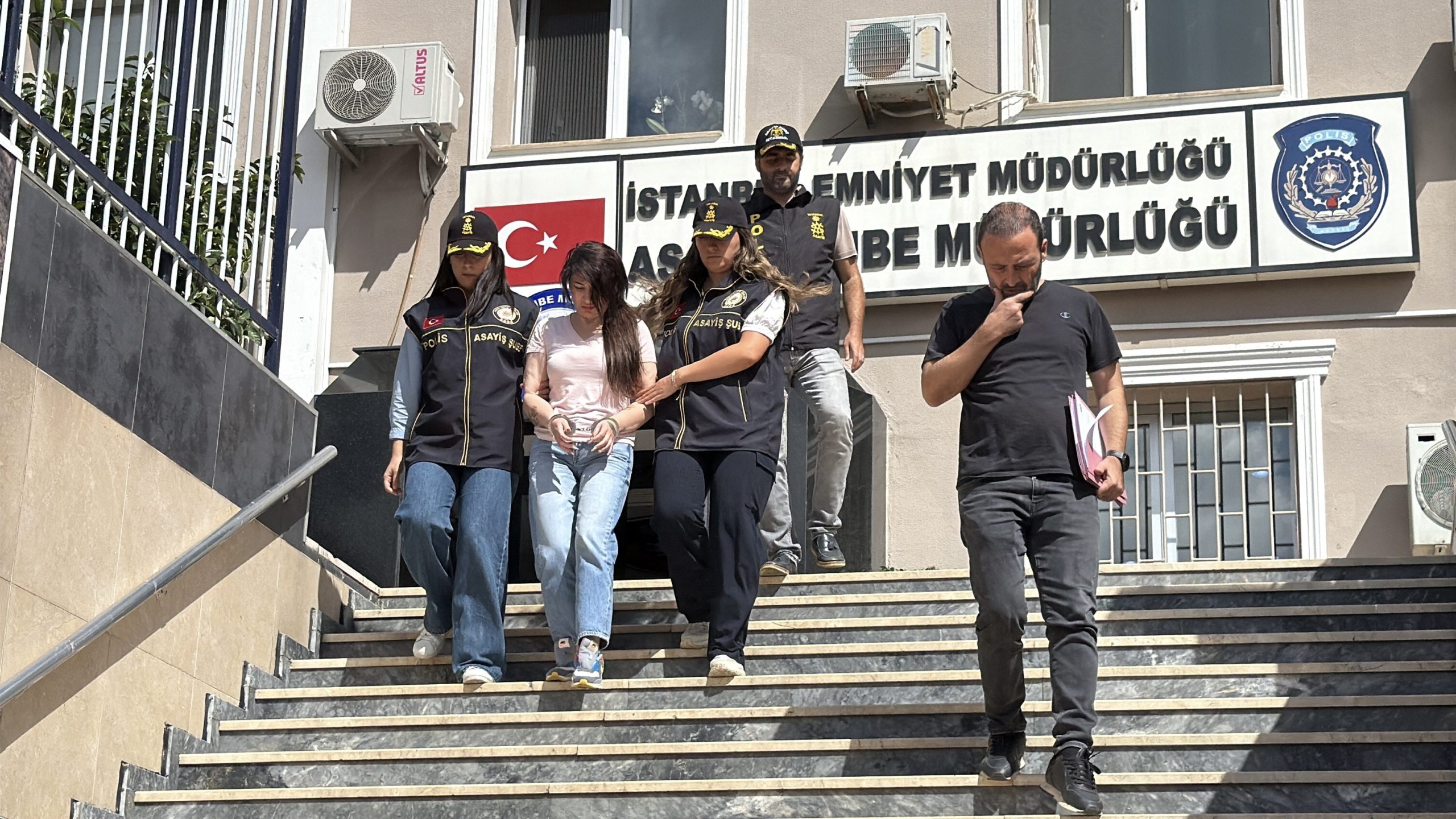 Ponzi Mine, Kadıköy’de yakalandı 1 Ponzi Mine, Kadıköy’de yakalandı