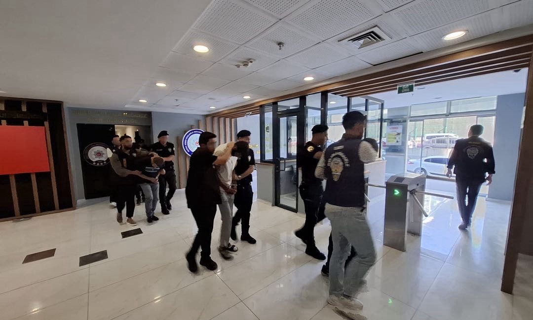 Bursa'da vatandaşları yüksek kazanç ve yatırım vaadiyle dolandırdığı tespit edilen
