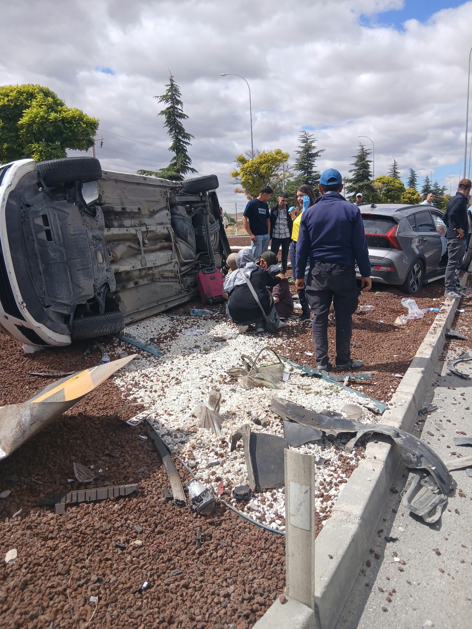 Otomobillerin çarpıştığı kazada 7 kişi yaralandı 1 Otomobillerin çarpıştığı kazada 7 kişi yaralandı