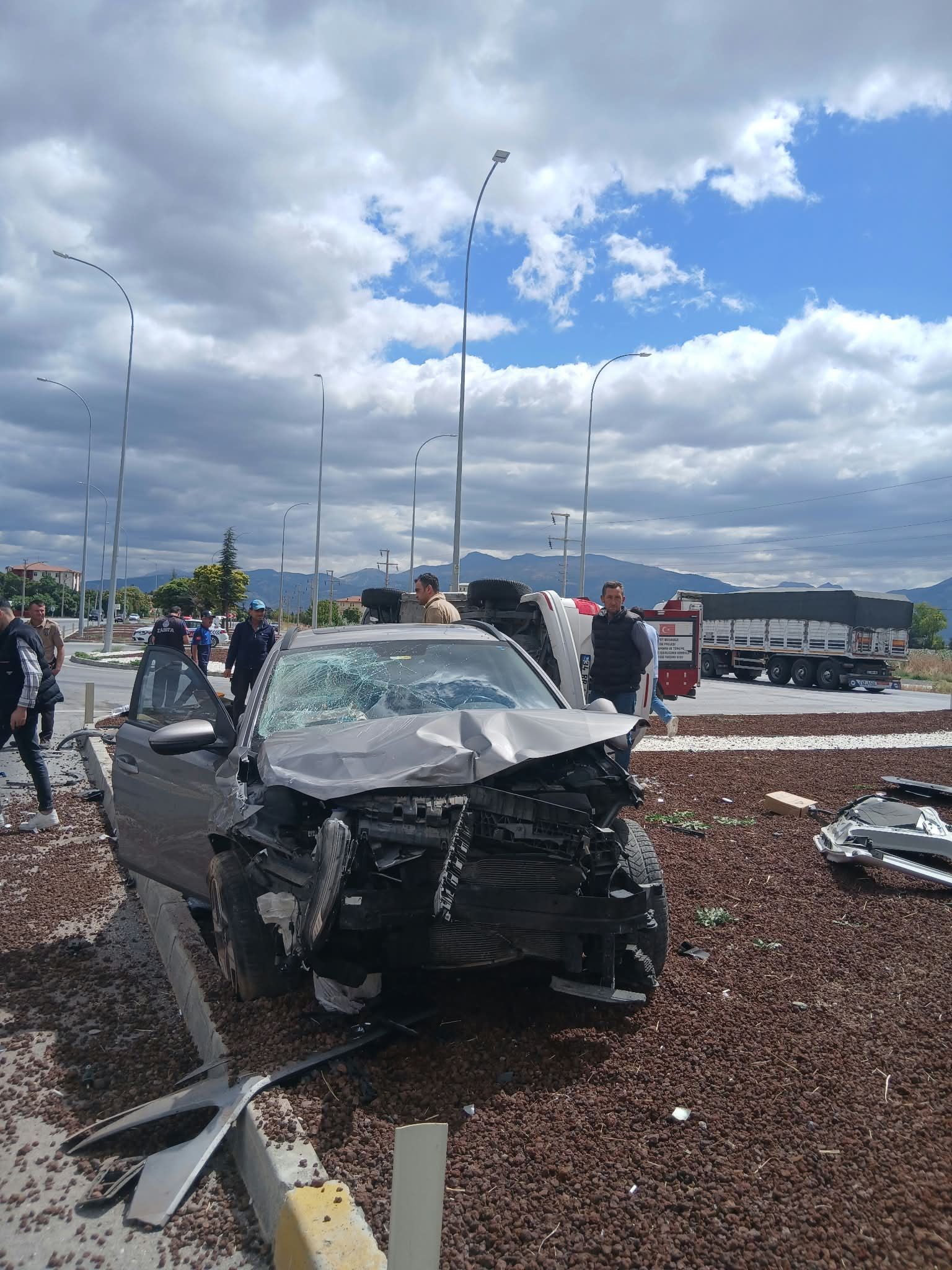 Otomobillerin çarpıştığı kazada 7 kişi yaralandı 2 Otomobillerin çarpıştığı kazada 7 kişi yaralandı
