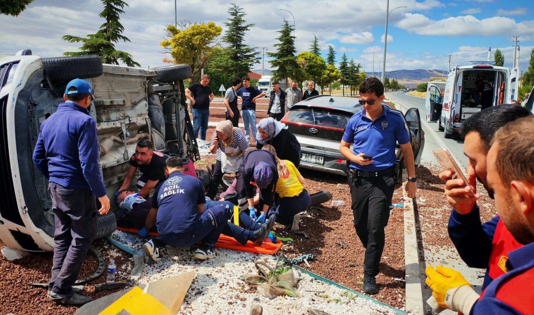 Afyonkarahisar’da iki otomobilin çarpışması sonucu meydana gelen trafik kazasında 7