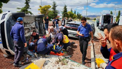 Afyonkarahisar’da iki otomobilin çarpışması sonucu meydana gelen trafik kazasında 7