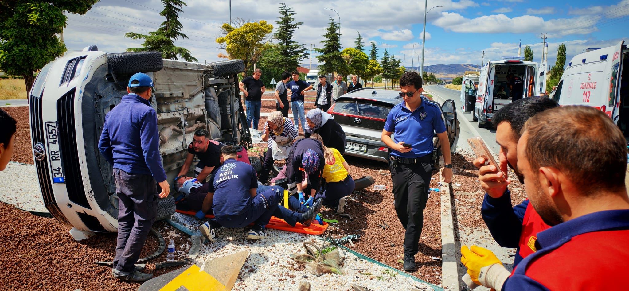 Afyonkarahisar’da iki otomobilin çarpışması sonucu meydana gelen trafik kazasında 7