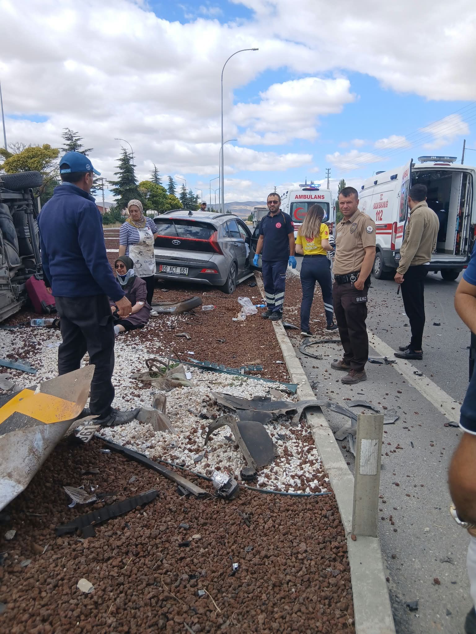 Otomobillerin çarpıştığı kazada 7 kişi yaralandı 3 Otomobillerin çarpıştığı kazada 7 kişi yaralandı