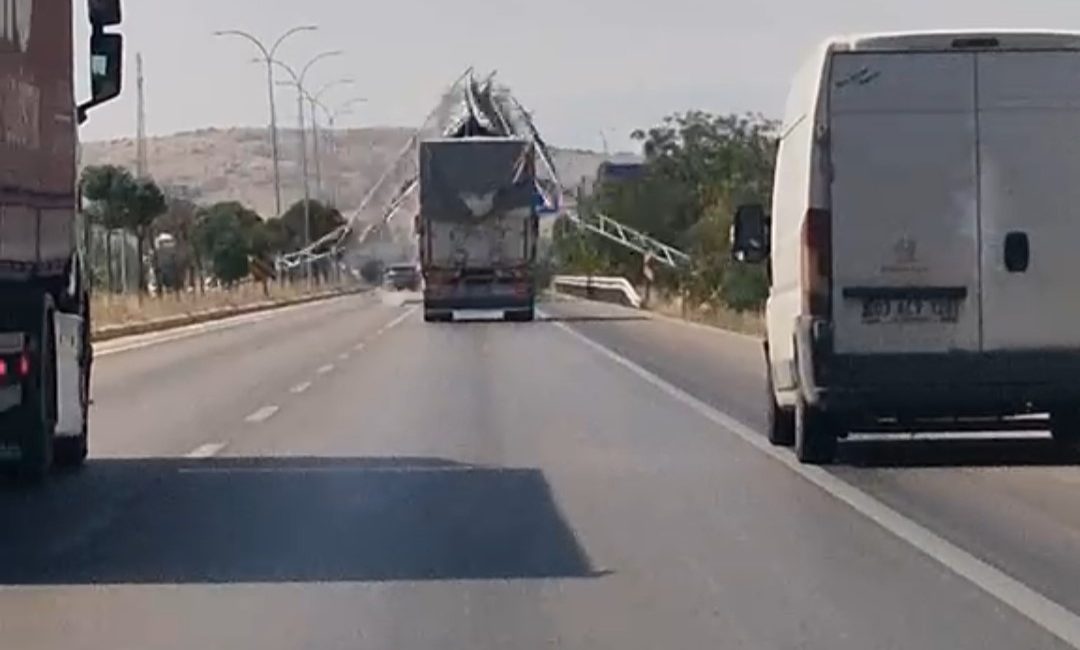 Afyonkarahisar'da damperini açık unuttuğu kamyonla ilerleyen sürücünün yaklaşık 6 metre