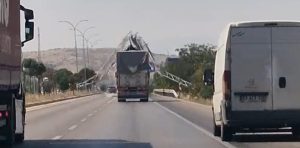 Afyonkarahisar'da damperini açık unuttuğu kamyonla ilerleyen sürücünün yaklaşık 6 metre