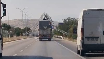 Afyonkarahisar'da damperini açık unuttuğu kamyonla ilerleyen sürücünün yaklaşık 6 metre