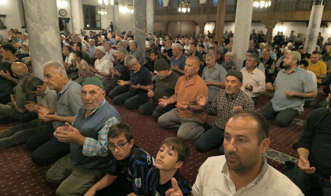 Afyonkarahisar’ın Şuhut ilçesinde Mevlid Kandili dolayısıyla Büyük Camii’nde Mevlid-i Şerif
