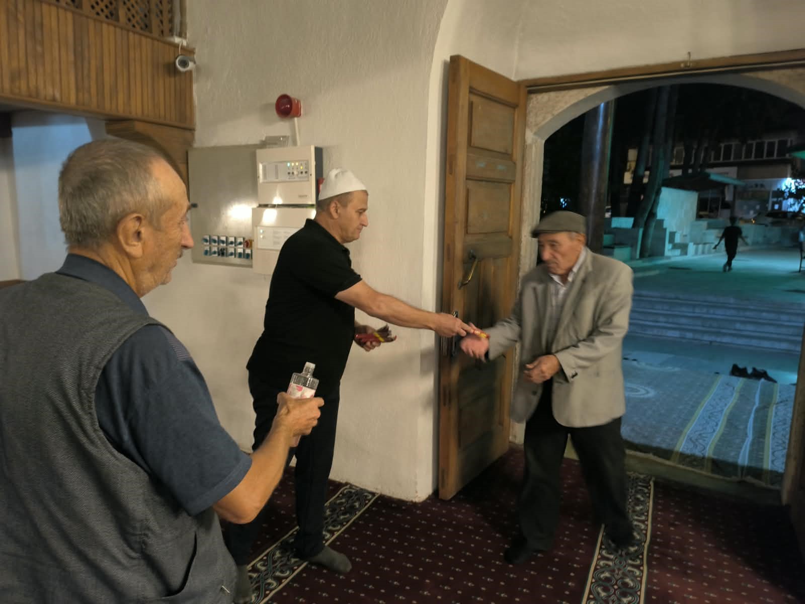 Afyonkarahisar’da Mevlid Kandili huşu içerisinde geçti 2 Afyonkarahisar’da Mevlid Kandili huşu içerisinde geçti