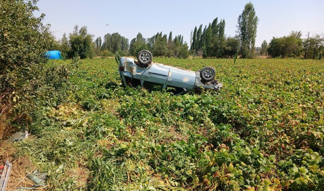Afyonkarahisar’ın Şuhut ilçesinde, virajı alamayan otomobilin kontrolden çıkarak devrilmesi sonucu