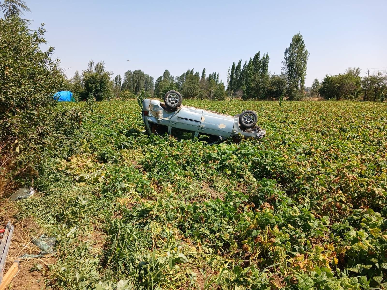 Afyonkarahisar’ın Şuhut ilçesinde, virajı alamayan otomobilin kontrolden çıkarak devrilmesi sonucu