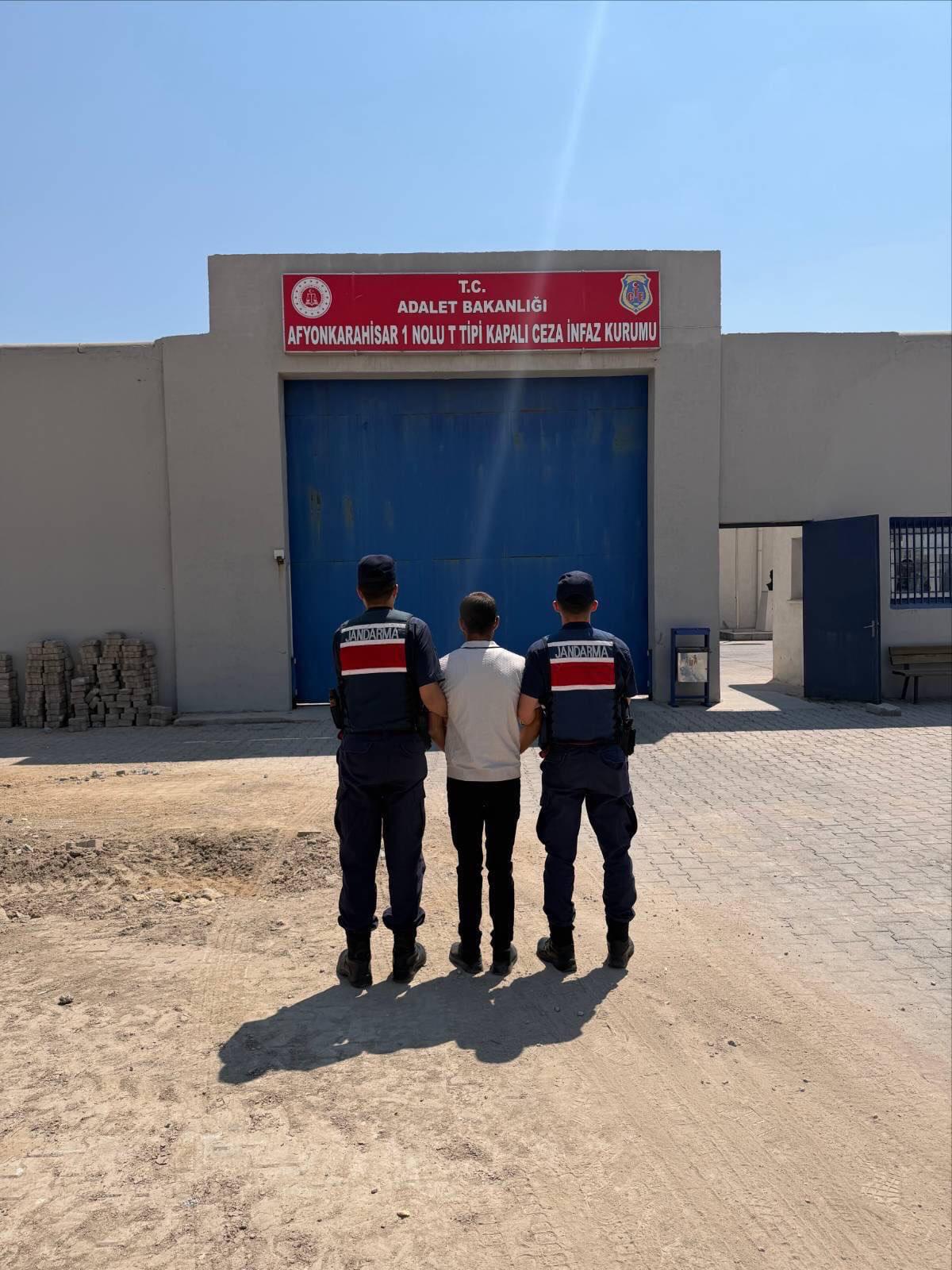 Aranan hükümlü Salar'da jandarmadan kaçamadı 1 Aranan hükümlü Salar'da jandarmadan kaçamadı