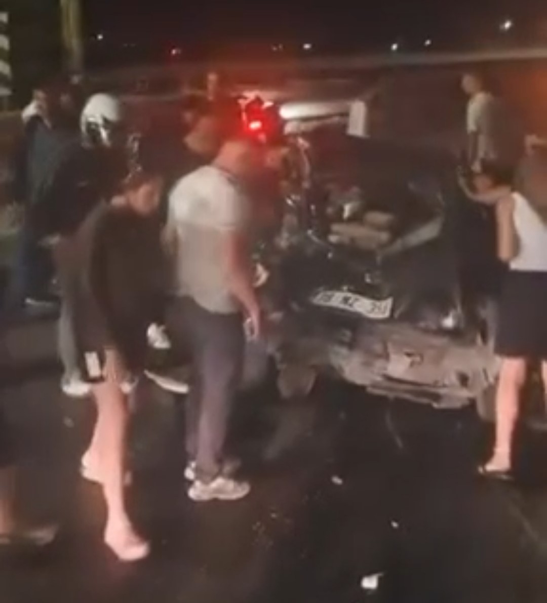 Astsubayları taşıyan otomobil bariyerlere çarptı: 3 yaralı 1 Astsubayları taşıyan otomobil bariyerlere çarptı: 3 yaralı