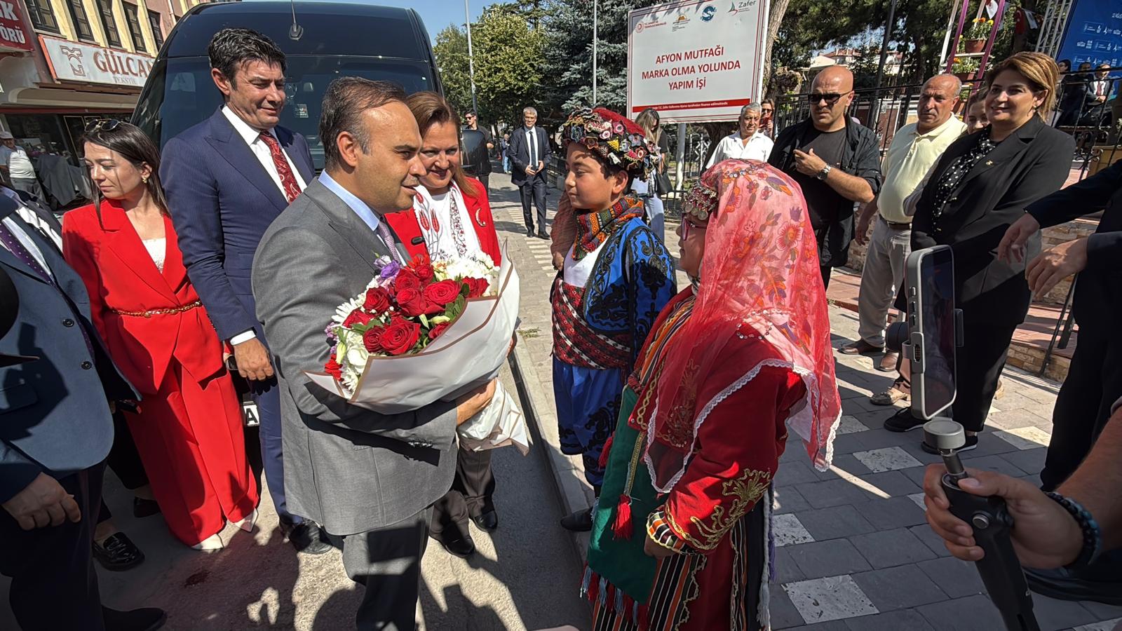 Bakan Kacır Afyonkarahisar’da toplu açılış törenine katıldı 2 Bakan Kacır Afyonkarahisar’da toplu açılış törenine katıldı