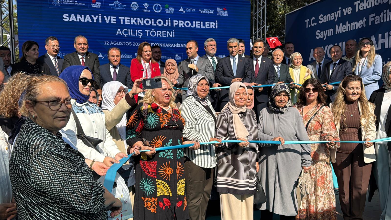 Bakan Kacır Afyonkarahisar’da toplu açılış törenine katıldı 7 Bakan Kacır Afyonkarahisar’da toplu açılış törenine katıldı
