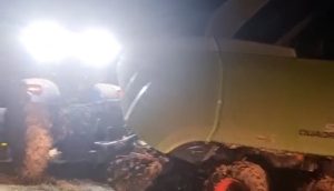 Afyonkarahisar'ın Camili Mahallesi'nde saman balyası basımı sırasında çıkan anız yangını,