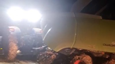 Afyonkarahisar'ın Camili Mahallesi'nde saman balyası basımı sırasında çıkan anız yangını,