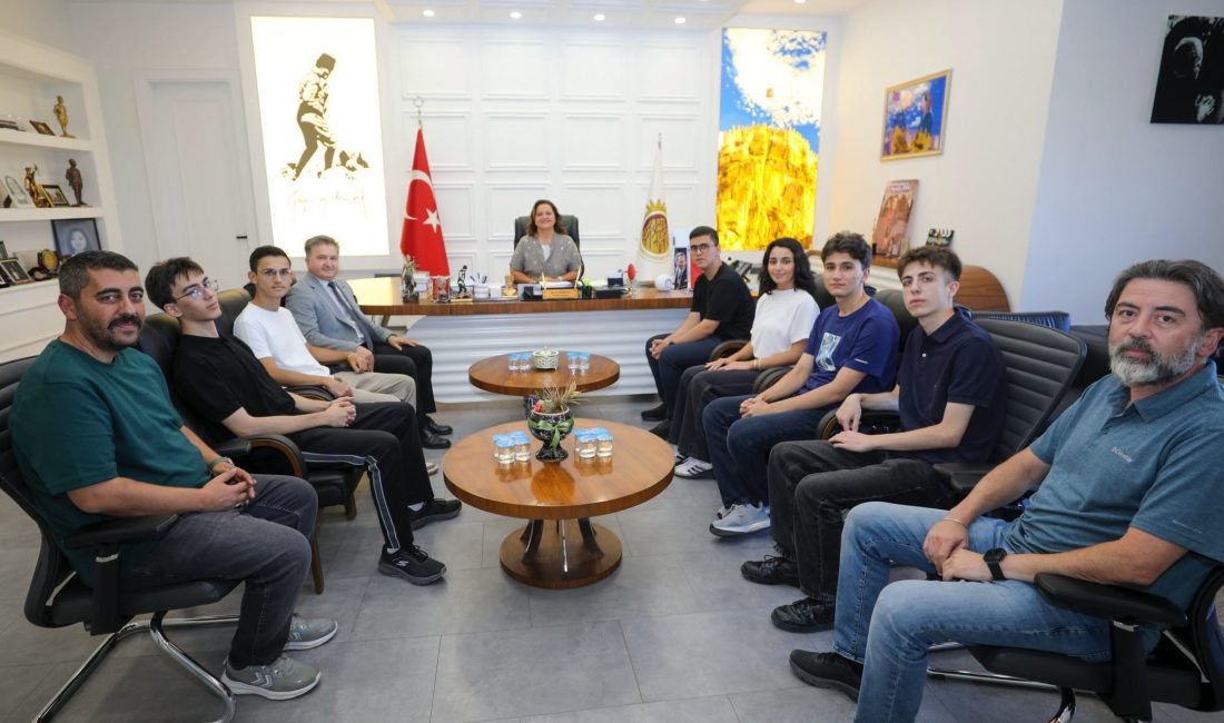 Afyonkarahisar Belediye Başkanı Burcu Köksal, YKS'de Türkiye derecesi elde eden