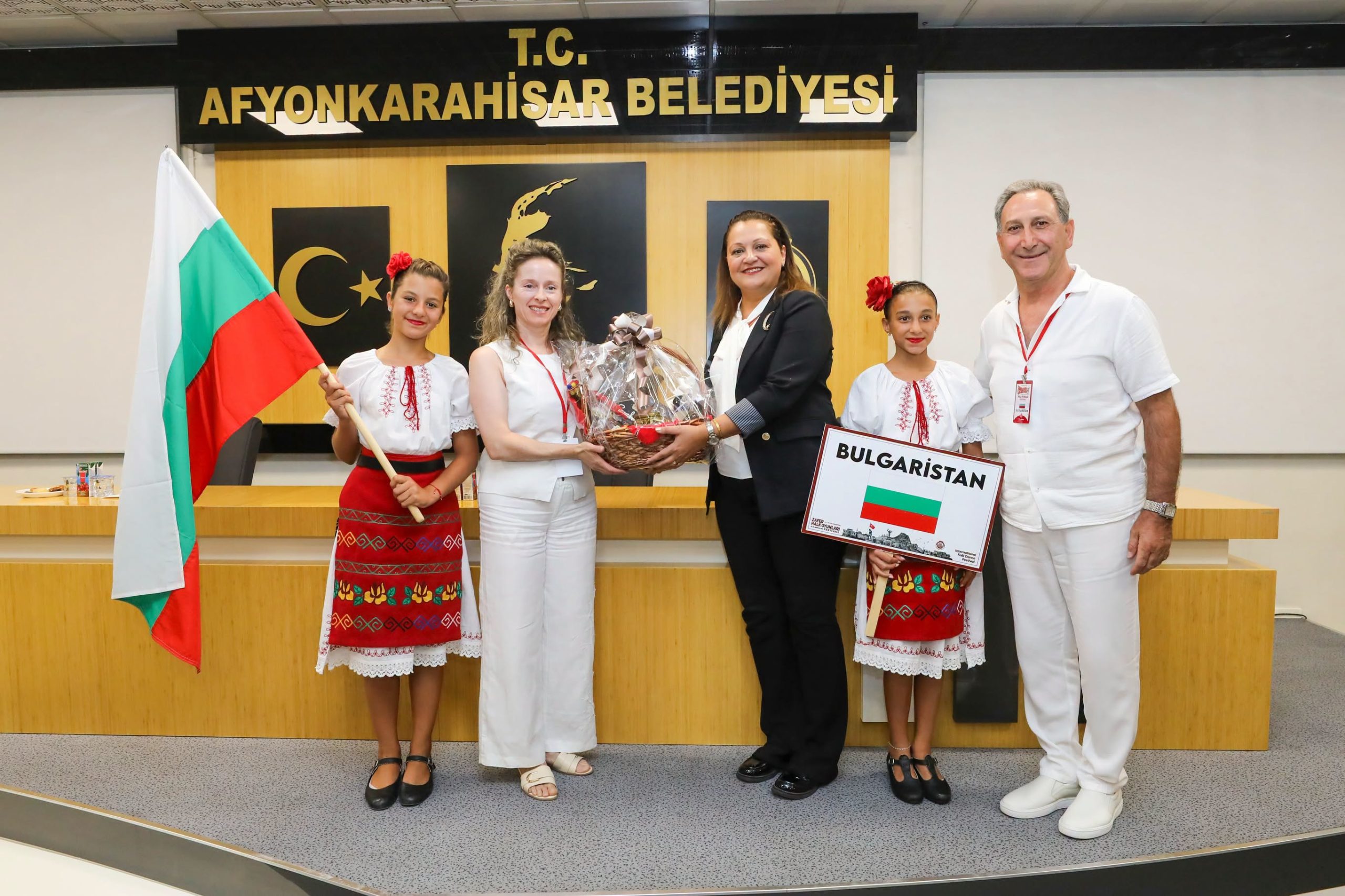 Başkan Köksal, halk oyunları ekiplerini ağırladı