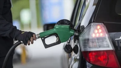 Benzinin litre fiyatına 2 lira 74 kuruş zam yapıldı. Zamlı
