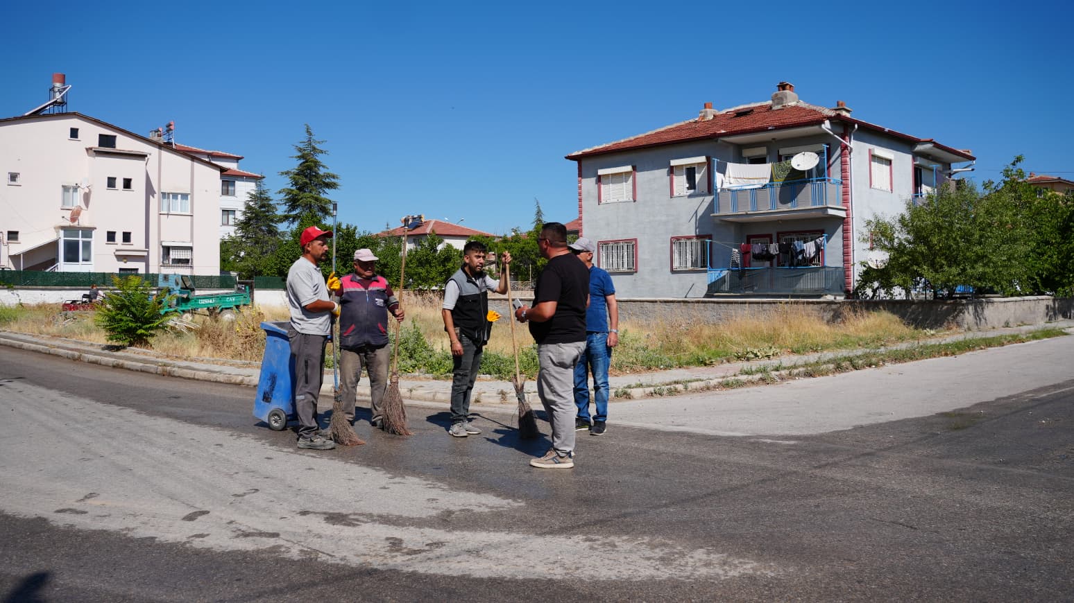 Bolvadin Belediyesi’nden Bademli’de detaylı temizlik 1 Bolvadin Belediyesi’nden Bademli’de detaylı temizlik