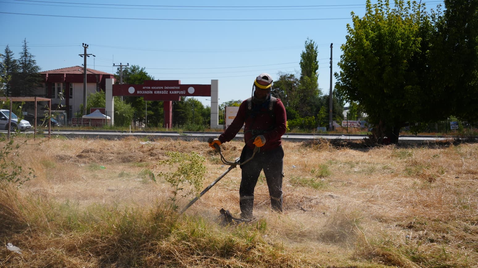 Bolvadin MYO Kırkgöz Kampüsü’nde yabani ot temizliği