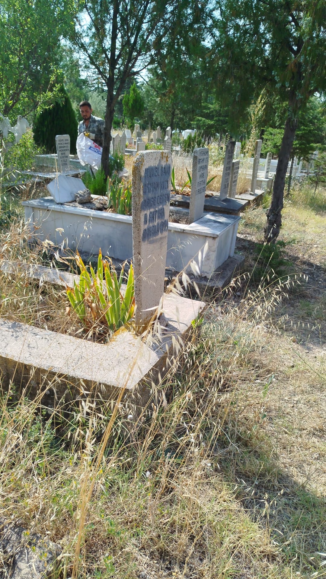 Bolvadin’de Asri Mezarlık ve çevresinde kapsamlı temizlik 8 Bolvadin’de Asri Mezarlık ve çevresinde kapsamlı temizlik