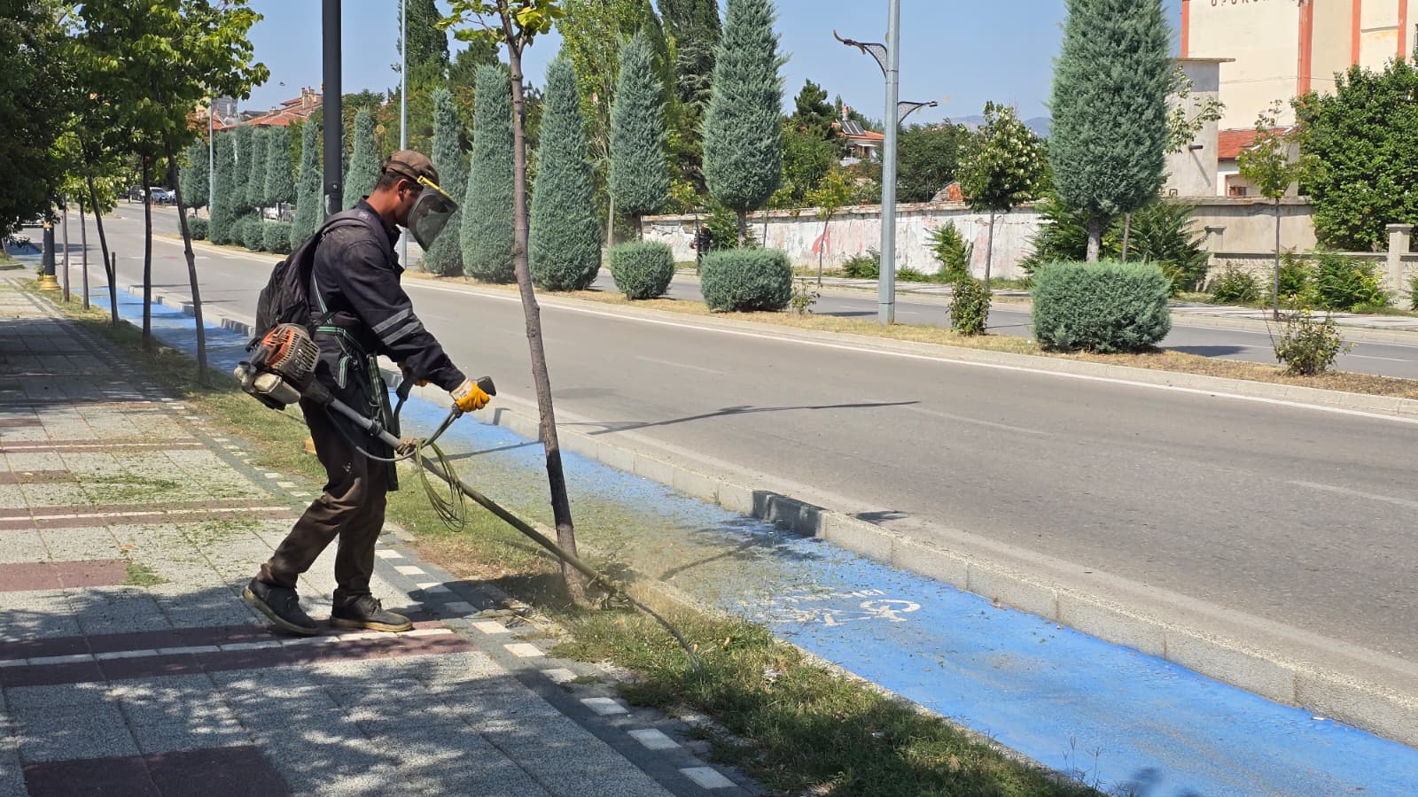 Bolvadin’de belediye ekiplerinden kapsamlı çevre temizliği