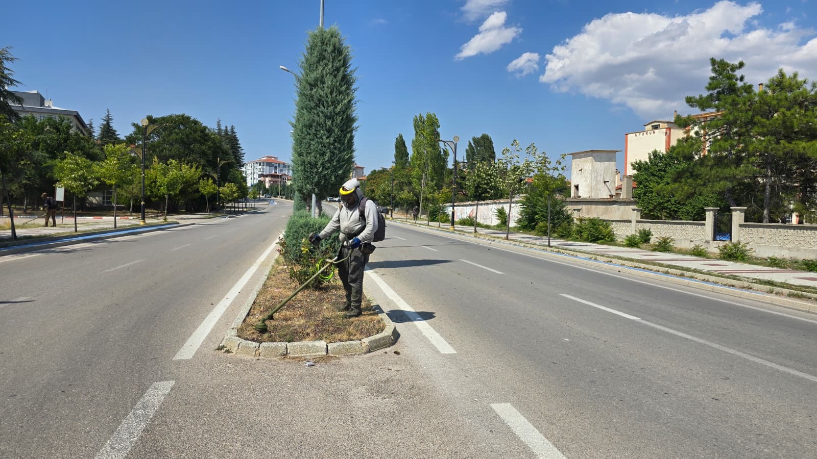 Bolvadin’de belediye ekiplerinden kapsamlı çevre temizliği