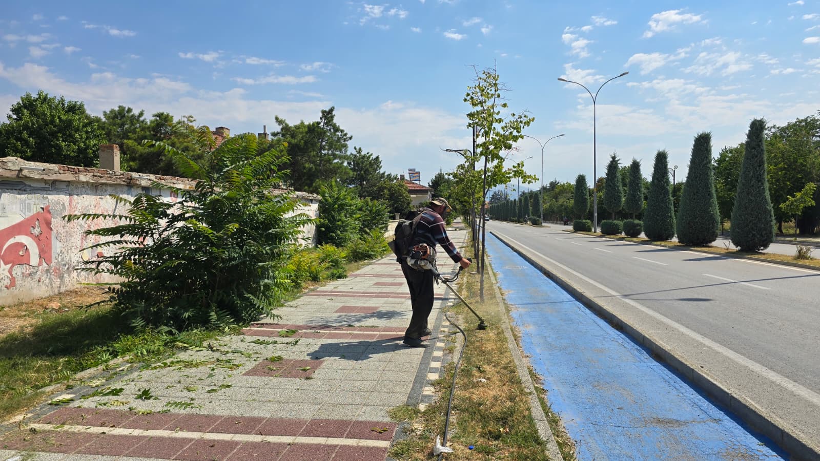 Bolvadin’de belediye ekiplerinden kapsamlı çevre temizliği