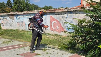 Belediye ekipleri, ilçe genelinde yürütülen çevre düzenleme çalışmaları kapsamında 15