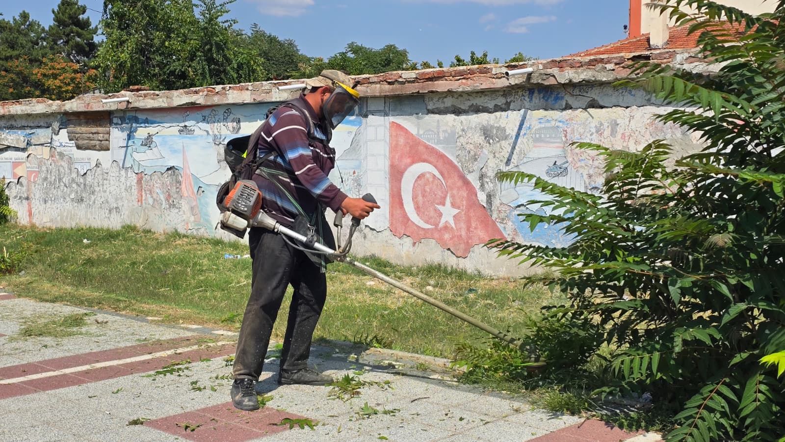 Belediye ekipleri, ilçe genelinde yürütülen çevre düzenleme çalışmaları kapsamında 15