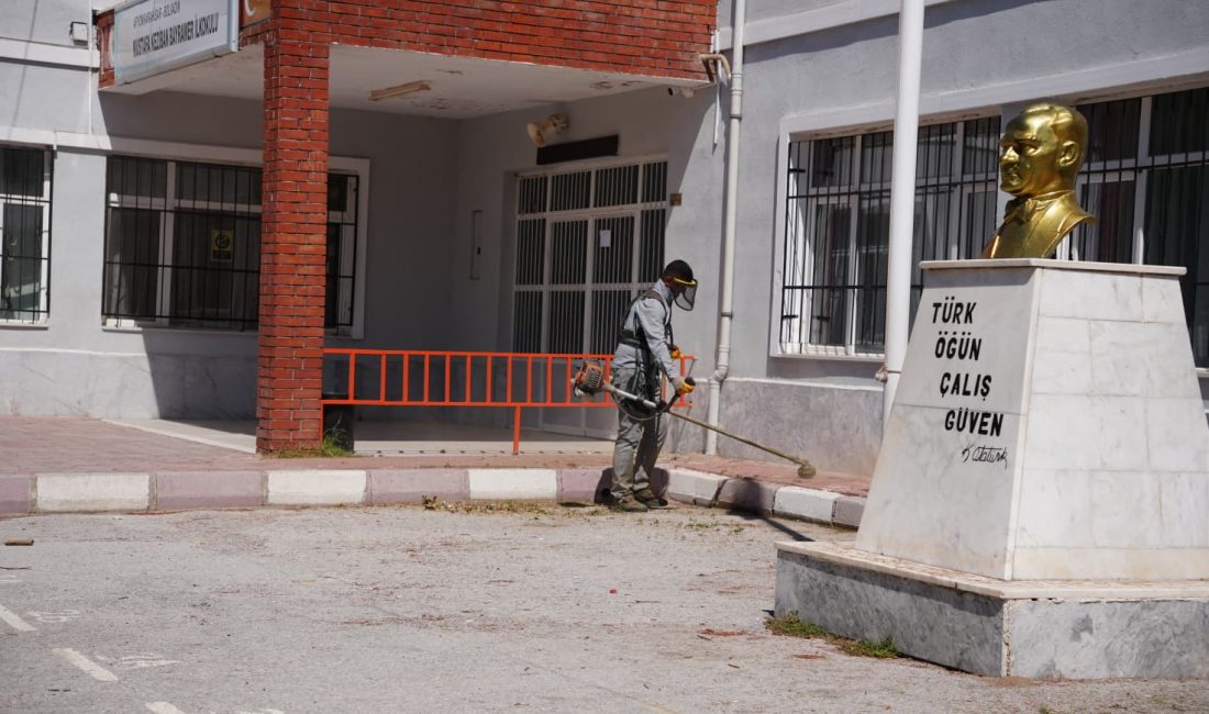 Bolvadin Belediyesi ekipleri, yeni eğitim öğretim dönemi öncesinde ilçe genelindeki