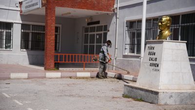 Bolvadin Belediyesi ekipleri, yeni eğitim öğretim dönemi öncesinde ilçe genelindeki