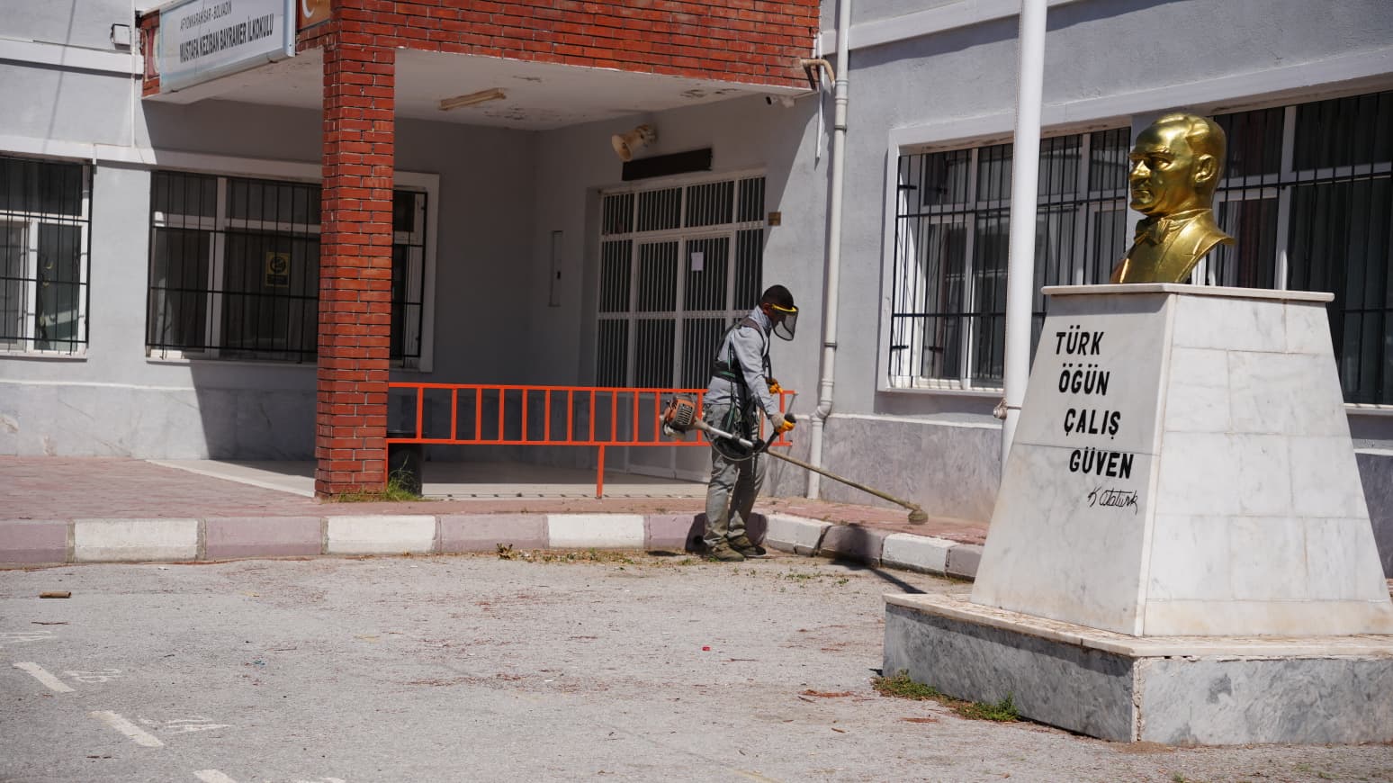 Bolvadin Belediyesi ekipleri, yeni eğitim öğretim dönemi öncesinde ilçe genelindeki