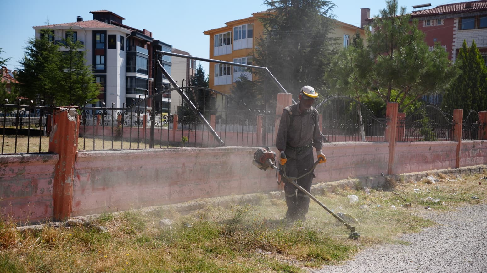 Bolvadin’de okul bahçelerinde hummalı çalışma 8 Bolvadin’de okul bahçelerinde hummalı çalışma