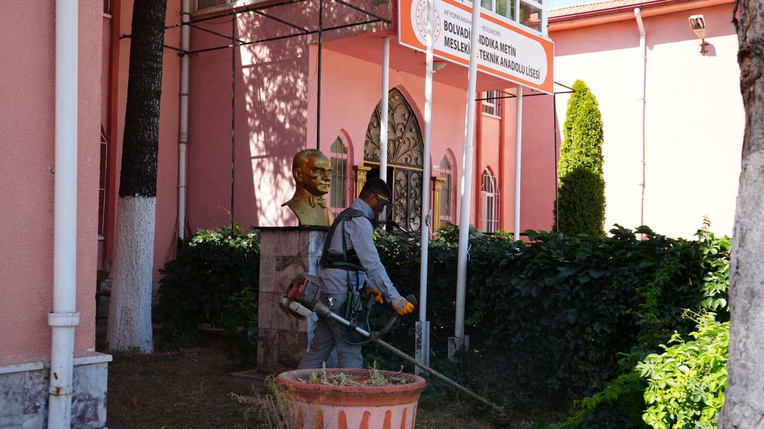 Bolvadin’de okul bahçelerinde hummalı çalışma