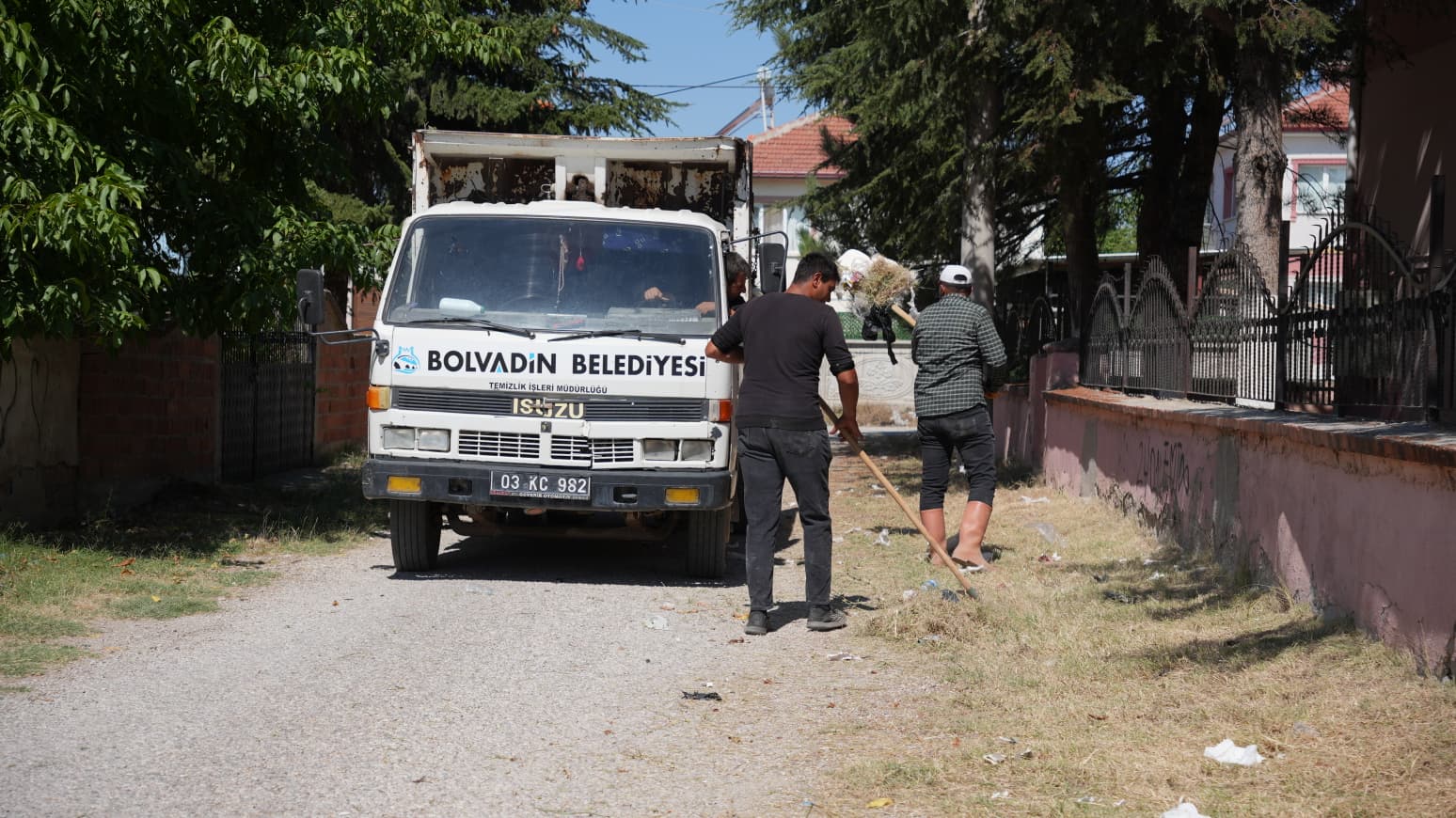 Bolvadin’de okul bahçelerinde hummalı çalışma