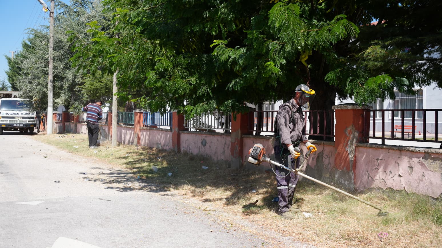 Bolvadin’de okul bahçelerinde hummalı çalışma 2 Bolvadin’de okul bahçelerinde hummalı çalışma